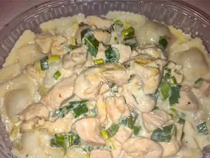 Ravioles con pollo al verdeo