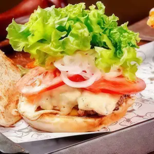 Hamburguesa La Típica