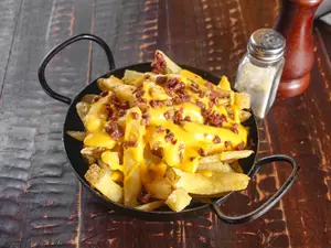 Papas con cheddar y panceta
