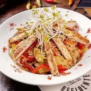 Wok de vegetales y pollo