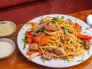 Tallarin de carne criollo