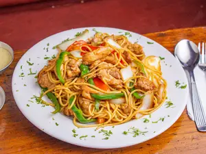 Tallarín de pollo criollo