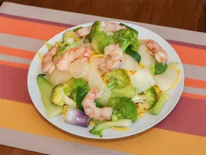 Tallarín saltado c/ langostino