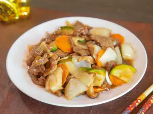 Carne con hongos y bambú