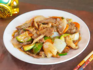 Carne saltada con hongos