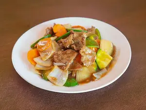 Cerdo salteado con hongos