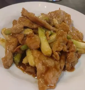 Cerdo salteado con verdeo