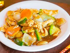 Pollo con hongos y bambú