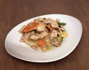 Pollo saltado con champiñones