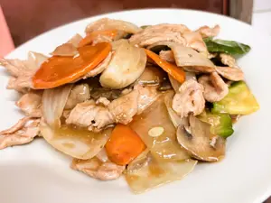 Pollo saltado con hongos