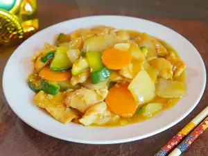 Pollo saltado con salsa curry