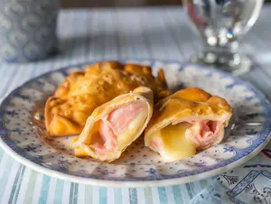 Empanada de jamón y queso