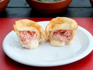 Empanada de jamón y queso