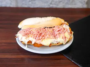 Sandw suprema c/jamón y queso