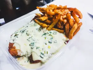 Suprema al verdeo con guarni