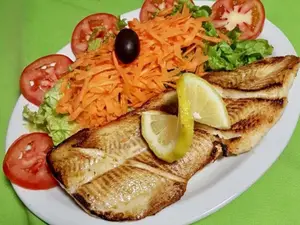 Pescado frito con arroz