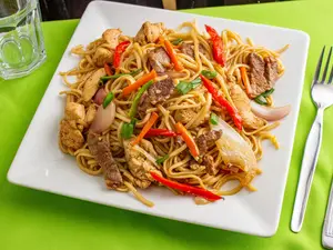 Tallarin Saltado Mixto