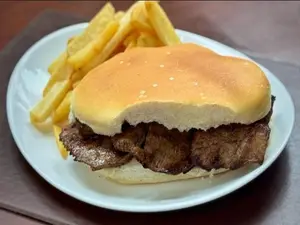 Lomo c/fritas sándwich
