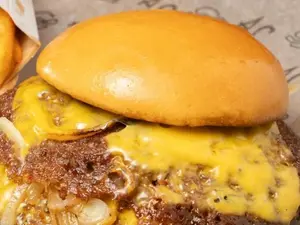 Onion Doble con papas