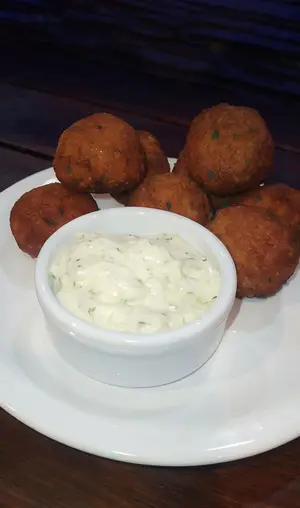 Bocaditos de pollo con salsa alioli