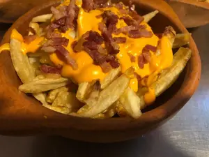 Papas con cheddar y bacon