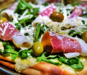 Pizza jamón crudo y rucula