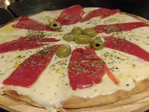 Pizza jamón y morrón