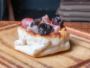 Panceta, ciruela y muzzarella