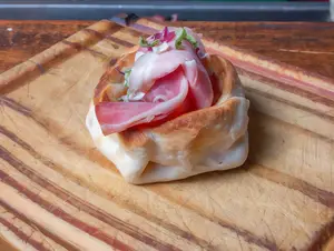 Panceta, verdeo y muzzarella