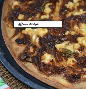 Pizza con cebollas al malbec