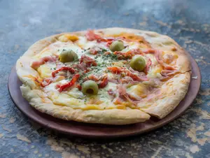 Pizza con jamón y morrones