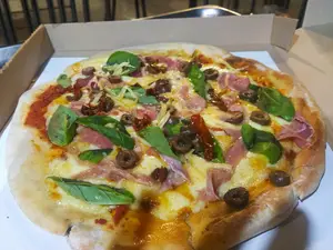 Pizza con rúcula y jamón crudo