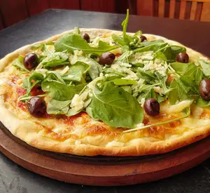 Pizza con rúcula y secos