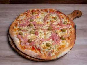 Pizza fugazzeta y jamón