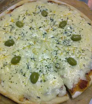 Pizza roquefort con jamón