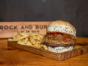 Hamburguesa custom con papas