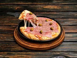 Pizza de mozzarella y jamón