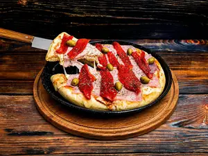 Pizza jamón y morrón ahumado