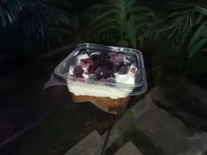 Postre brownie frutos rojos