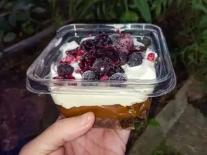 Postre brownie frutos rojos