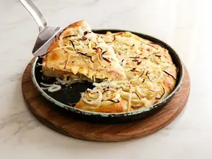 Fugazzeta con jamón