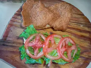 De Peceto Con Lechuga Y Tomate
