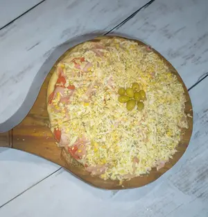 Pizza napo con jamon y huevo
