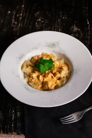 Ravioles con salsa
