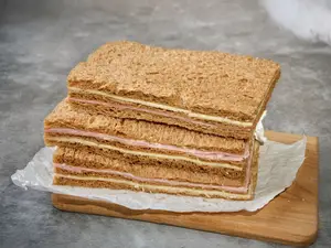 Miga jamón y queso (pan negro)