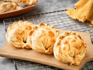 Empanada morrón, jamon y muzza