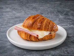 Medialuna con jamón y queso