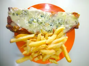 1/2 mila de carne roquefort con guarnición