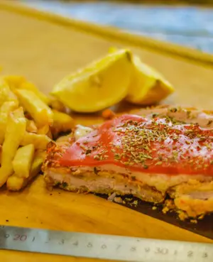 1/2 suprema de jamon y morron con guarnición