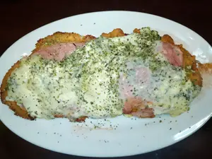 1/2 suprema roquefort con guarnición